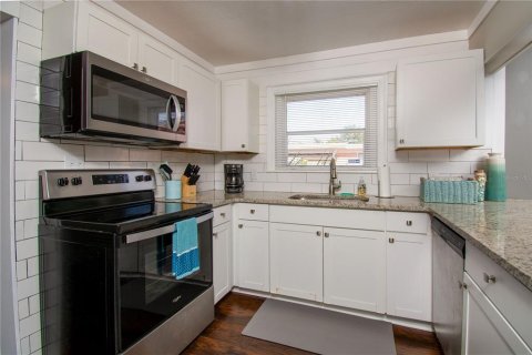 House in Saint Petersburg, Florida 3 bedrooms, 125.33 sq.m. № 1624779 - photo 5