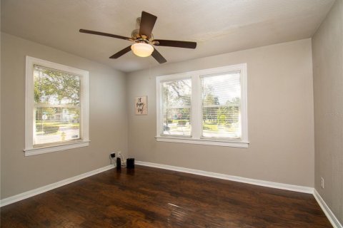 House in Saint Petersburg, Florida 3 bedrooms, 125.33 sq.m. № 1624779 - photo 9