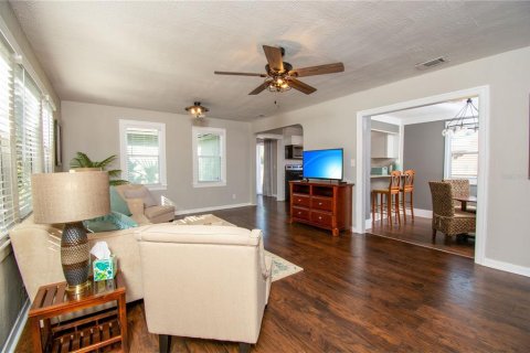 House in Saint Petersburg, Florida 3 bedrooms, 125.33 sq.m. № 1624779 - photo 2