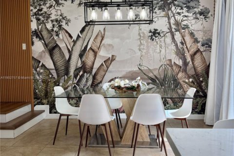 Townhouse in Miami, Florida 4 bedrooms, 177.63 sq.m. № 1957221 - photo 2