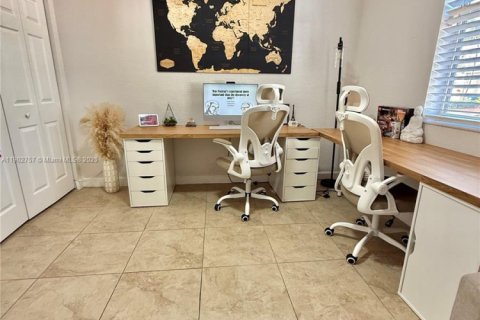 Townhouse in Miami, Florida 4 bedrooms, 177.63 sq.m. № 1957221 - photo 23