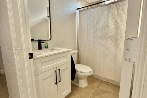 Townhouse in Miami, Florida 4 bedrooms, 177.63 sq.m. № 1957221 - photo 22