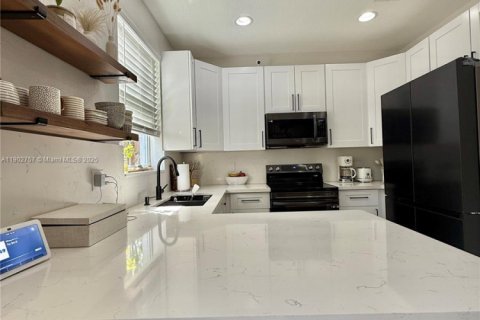 Townhouse in Miami, Florida 4 bedrooms, 177.63 sq.m. № 1957221 - photo 14