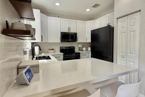 Townhouse in Miami, Florida 4 bedrooms, 177.63 sq.m. № 1957221 - photo 16