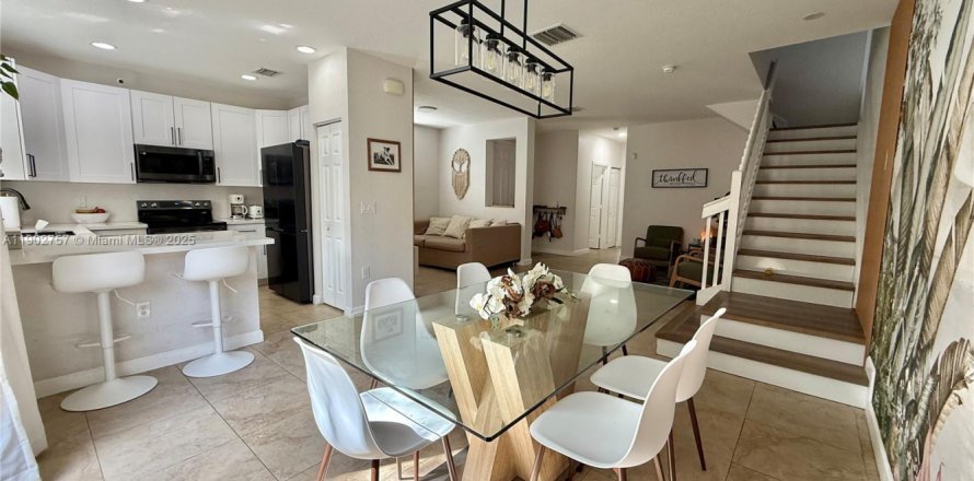 Townhouse in Miami, Florida 4 bedrooms, 177.63 sq.m. № 1957221