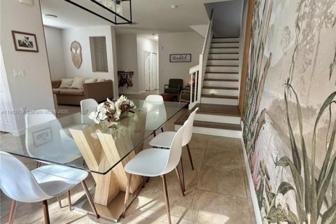 Townhouse in Miami, Florida 4 bedrooms, 177.63 sq.m. № 1957221 - photo 12