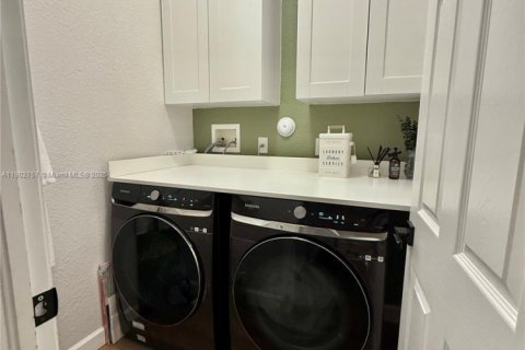 Townhouse in Miami, Florida 4 bedrooms, 177.63 sq.m. № 1957221 - photo 30