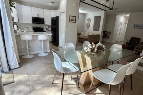 Townhouse in Miami, Florida 4 bedrooms, 177.63 sq.m. № 1957221 - photo 13