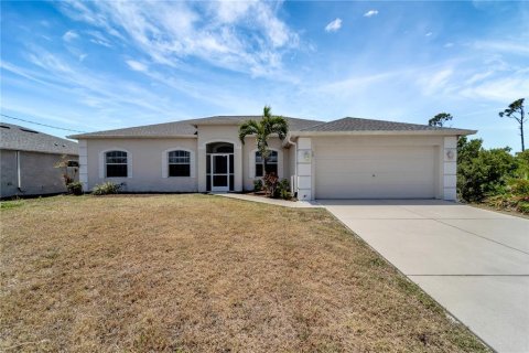 House in Placida, Florida 4 bedrooms, 196.21 sq.m. № 1732945 - photo 1