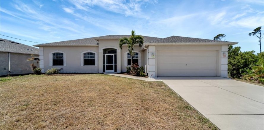 House in Placida, Florida 4 bedrooms, 196.21 sq.m. № 1732945