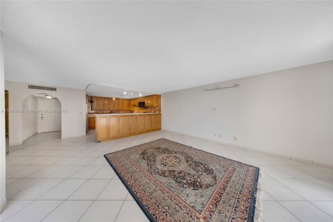 Купить кондоминиум в Халландейл-Бич, Флорида 3 спальни, 165.37м2, № 1936091 - фото 8