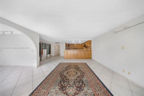 Купить кондоминиум в Халландейл-Бич, Флорида 3 спальни, 165.37м2, № 1936091 - фото 7