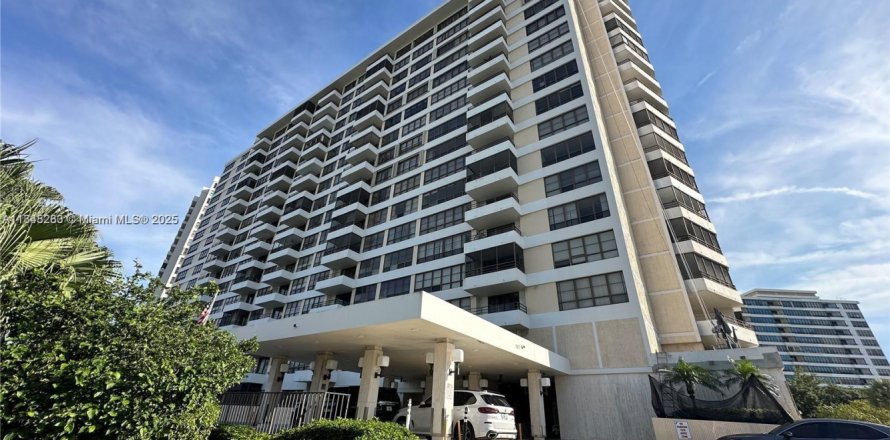 Кондоминиум с 3 спальнями в Халландейл-Бич, Флорида № 1936091