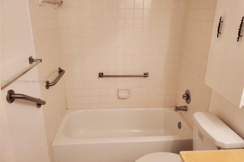 Condominio en venta en Pembroke Pines, Florida, 2 dormitorios, 96.99 m2 № 1756588 - foto 16