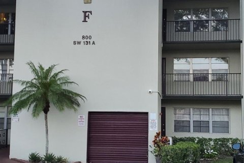 Condominio en venta en Pembroke Pines, Florida, 2 dormitorios, 96.99 m2 № 1756588 - foto 18