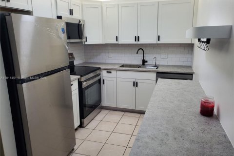 Condominio en venta en Pembroke Pines, Florida, 2 dormitorios, 96.99 m2 № 1756588 - foto 1