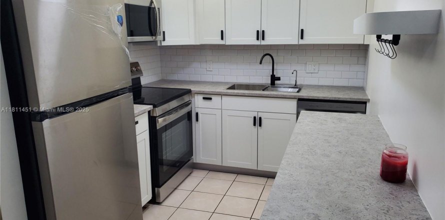 Condominio en Pembroke Pines, Florida, 2 dormitorios  № 1756588