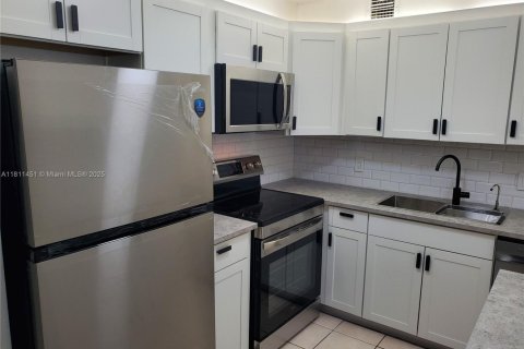 Condominio en venta en Pembroke Pines, Florida, 2 dormitorios, 96.99 m2 № 1756588 - foto 2