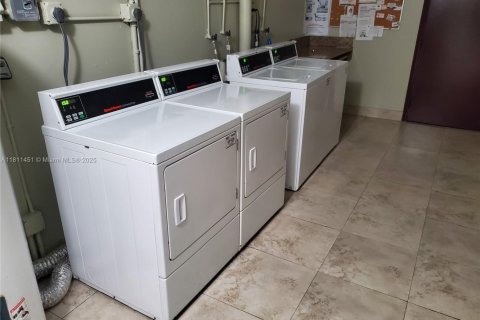 Купить кондоминиум в Пемброк-Пайнс, Флорида 2 спальни, 96.99м2, № 1756588 - фото 28