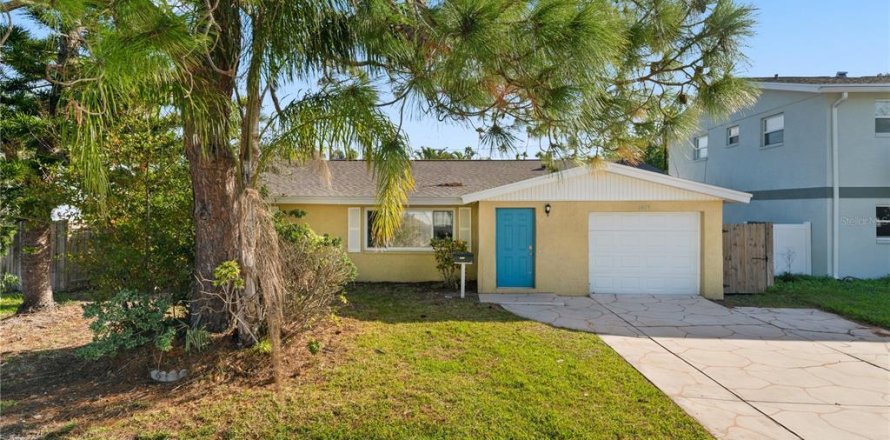 House in Saint Petersburg, Florida 3 bedrooms, 151.06 sq.m. № 1517529