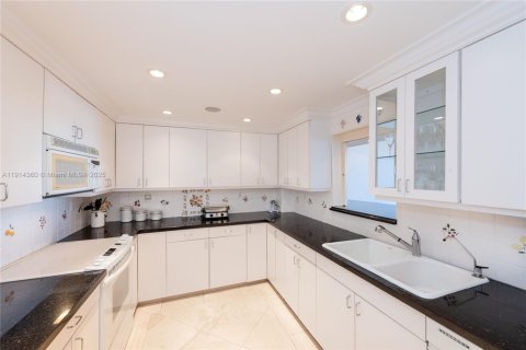 Condo in Key Biscayne, Florida, 2 bedrooms  № 1974840 - photo 8