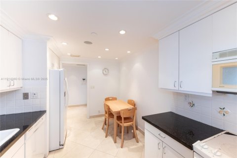 Condo in Key Biscayne, Florida, 2 bedrooms  № 1974840 - photo 10