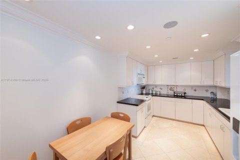 Condo in Key Biscayne, Florida, 2 bedrooms  № 1974840 - photo 9