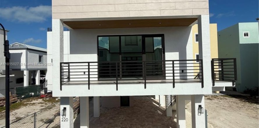 House in Key Largo, Florida 3 bedrooms № 1766712