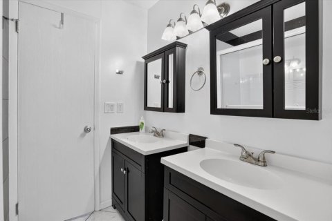 Купить кондоминиум в Сарасота, Флорида 8 комнат, 96.25м2, № 2421784 - фото 17