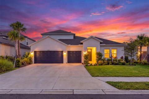 House in Bradenton, Florida 5 bedrooms, 325.16 sq.m. № 2314542