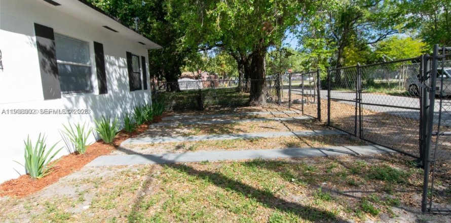 House in Miami, Florida 1 bedroom, 120.4 sq.m. № 2001853