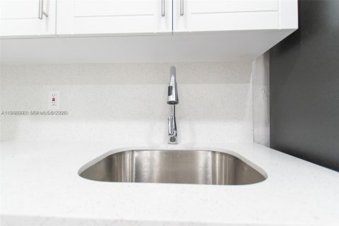 House in Miami, Florida 1 bedroom, 120.4 sq.m. № 2001853 - photo 9