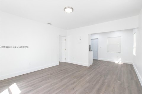 House in Miami, Florida 1 bedroom, 120.4 sq.m. № 2001853 - photo 4