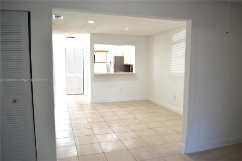 Condominio en alquiler en Miami, Florida, 2 dormitorios, 85.47 m2 № 1945018 - foto 6