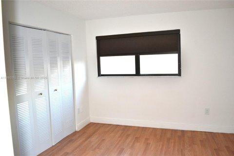 Condominio en alquiler en Miami, Florida, 2 dormitorios, 85.47 m2 № 1945018 - foto 13