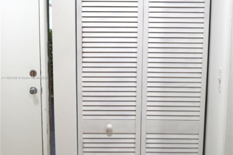 Condominio en alquiler en Miami, Florida, 2 dormitorios, 85.47 m2 № 1945018 - foto 19