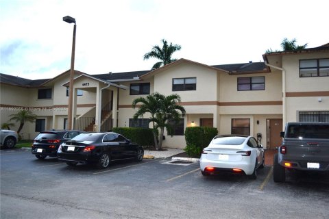 Condominio en alquiler en Miami, Florida, 2 dormitorios, 85.47 m2 № 1945018 - foto 1
