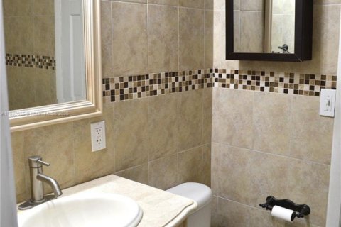 Condominio en alquiler en Miami, Florida, 2 dormitorios, 85.47 m2 № 1945018 - foto 15