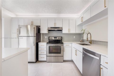 Townhouse in Coconut Creek, Florida 2 bedrooms, 124.77 sq.m. № 1695807 - photo 5