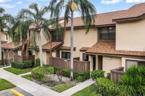 Townhouse in Coconut Creek, Florida 2 bedrooms, 124.77 sq.m. № 1695807 - photo 1