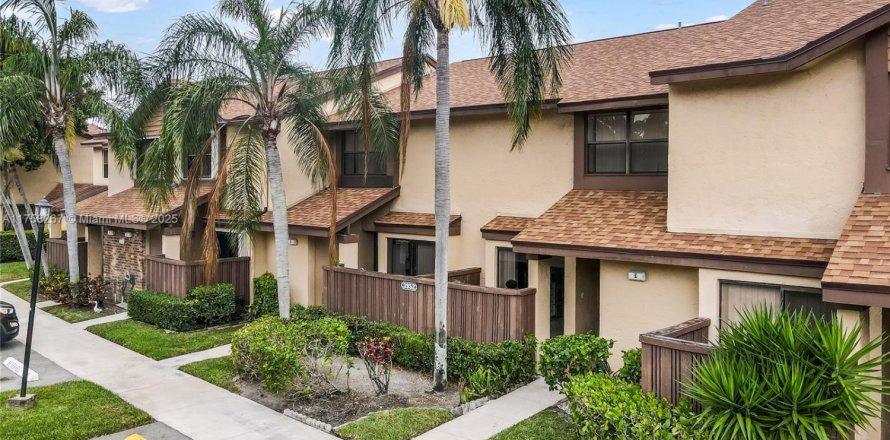 Townhouse in Coconut Creek, Florida 2 bedrooms, 124.77 sq.m. № 1695807