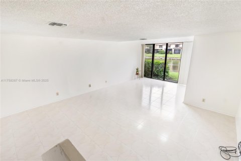 Townhouse in Coconut Creek, Florida 2 bedrooms, 124.77 sq.m. № 1695807 - photo 9
