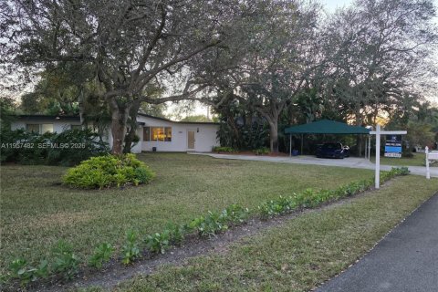 House in Miami, Florida 4 bedrooms, 190.54 sq.m. № 2019592 - photo 3