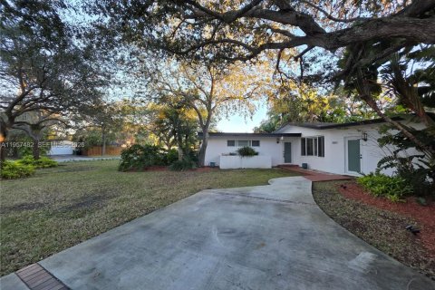 House in Miami, Florida 4 bedrooms, 190.54 sq.m. № 2019592 - photo 5