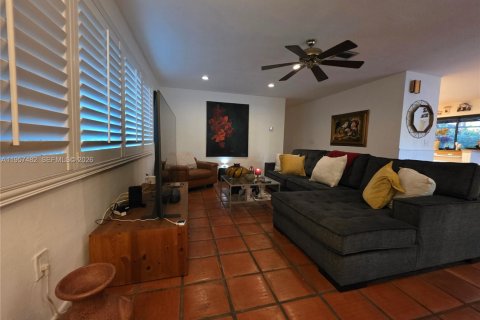House in Miami, Florida 4 bedrooms, 190.54 sq.m. № 2019592 - photo 10