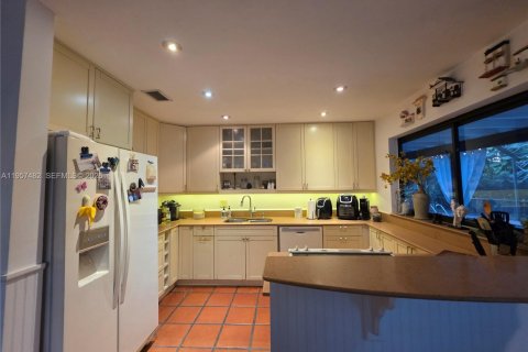 House in Miami, Florida 4 bedrooms, 190.54 sq.m. № 2019592 - photo 8