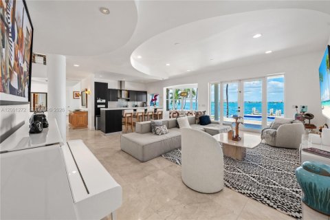 Casa en alquiler en Miami Beach, Florida, 4 dormitorios, 431.53 m2 № 2066861 - foto 9
