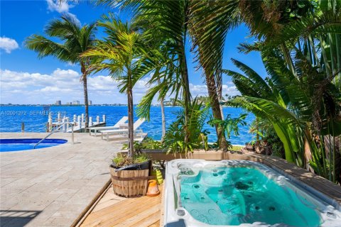 Casa en alquiler en Miami Beach, Florida, 4 dormitorios, 431.53 m2 № 2066861 - foto 17