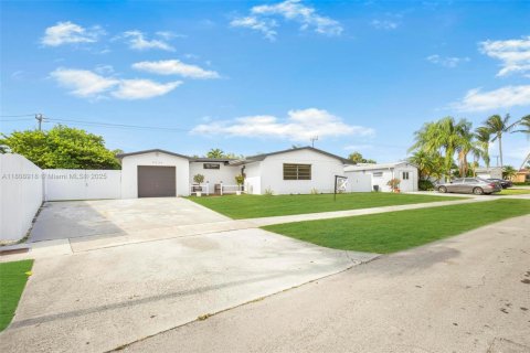 House in Cutler Bay, Florida 3 bedrooms, 152.73 sq.m. № 1752518 - photo 2