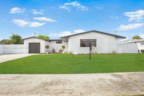 House in Cutler Bay, Florida 3 bedrooms, 152.73 sq.m. № 1752518 - photo 1